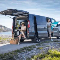Renault Trafic Escapade van aménagé homologué VASP utilisé pour un road trip en bord de mer