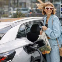 voiture hybride recharge femme borne domicile