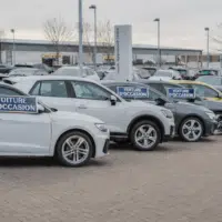 Voitures d’occasion alignées dans un parc automobile chez un concessionnaire.