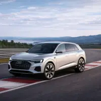 SUV électrique Audi E7X en train de rouler sur circuit