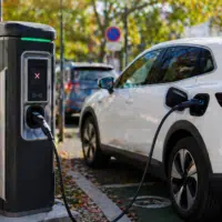 Borne de recharge électrique hors service sur un parking