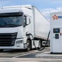 Camion électrique en recharge sur une station dédiée aux poids lourds en France
