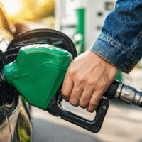 Pistolet de carburant dans une voiture lors d’un plein