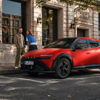 Crossover électrique compact en circulation en ville