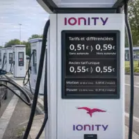 Borne de recharge Ionity avec affichage des nouveaux tarifs sur autoroute