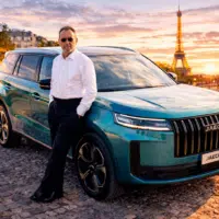 SUV Jaecoo hybride stationné en ville en France