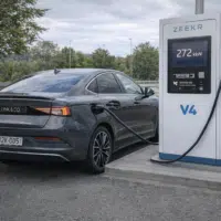 Berline Lynk & Co en recharge rapide sur borne Zeekr V4 haute puissance