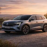 SUV Renault familial 7 places stationné en extérieur, modèle en fin de carrière