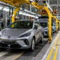 Chaîne de production de voitures électriques dans une usine automobile en Europe
