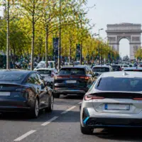 Voitures électriques circulant sur une route en Europe