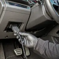 Boîtier électronique branché sur la prise OBD d’une voiture