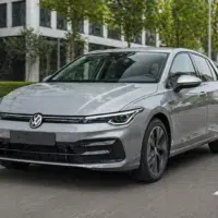 Volkswagen Golf hybride en circulation en ville
