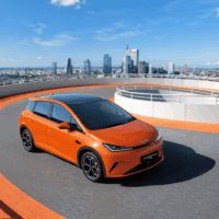 Petite compacte hybride rechargeable évoquant la future BYD Dolphin G DM-i