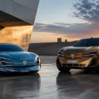 deux concept cars Peugeot au design futuriste sur une esplanade moderne au coucher du soleil