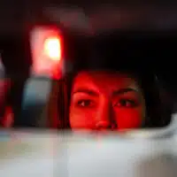 conductrice observant un freinage d’urgence dans son rétroviseur