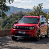 petite voiture électrique Stellantis dans une ville européenne