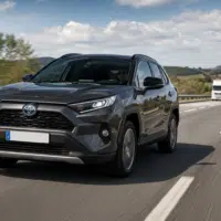 voiture hybride roulant sur autoroute