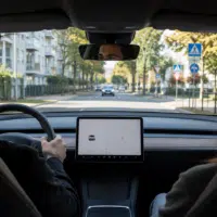 Habitacle de voiture électrique avec IA embarquée analysant l'environnement urbain