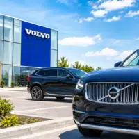 concession Volvo moderne avec SUV Volvo devant le bâtiment