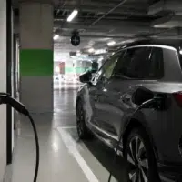 Borne de recharge pour voiture électrique dans le parking souterrain d'un immeuble