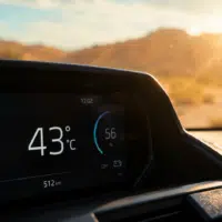 Tableau de bord de voiture affichant une température extérieure élevée