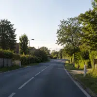 Automobiliste faisant le plein face à la hausse des prix du carburant