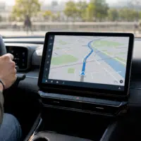 Écran central d'une voiture avec application de navigation, coupure CarPlay et Android Auto au péage