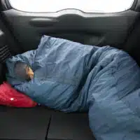 Personne dormant dans sa voiture stationnée la nuit en France