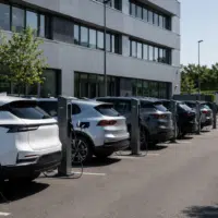 Voitures électriques en recharge sur un parking administratif