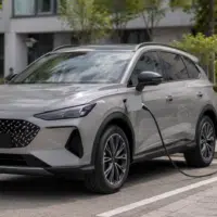 Voiture hybride rechargeable en train de recharger : écart entre émissions officielles et réelles