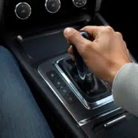 Main posée sur le sélecteur d'une boîte automatique, permis B78 en France