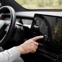 Écran tactile et système audio d'une voiture électrique moderne