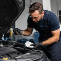 Révision auto avant les vacances dans un garage