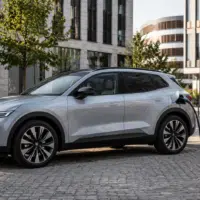 SUV électrique en cours de recharge ultra-rapide sur borne haute puissance