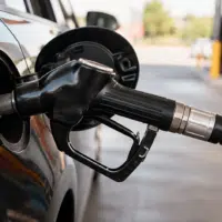 Pistolet de pompe à carburant illustrant la fiscalité automobile en France