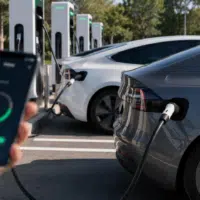 Voiture électrique en recharge sur une station de Superchargeurs