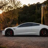 Voiture sportive électrique évoquant le futur Tesla Roadster