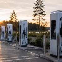 Bornes de recharge rapide pour voitures électriques sur une aire moderne