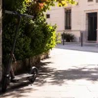 Trottinette électrique stationnée à l'ombre pour protéger sa batterie de la chaleur