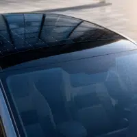 Toit panoramique vitré d'une voiture électrique exposé au soleil