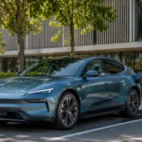 Voiture électrique en recharge, record du marché français en mai 2026