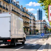 Panneau ZFE en entrée de métropole, transport routier concerné par la décision