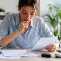 Conducteur comparant les garanties d'un contrat d'assurance auto