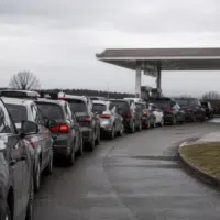 File de voitures à une station-service en attente de carburant