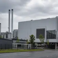 Logo Volkswagen sur la façade d'une usine automobile